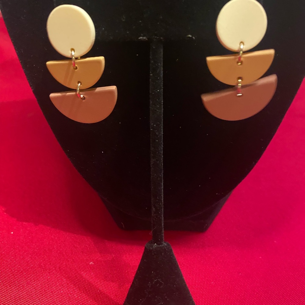 Elegant Cream and Tan Geometric Earrings. NEW